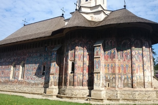 Монастир у румунському селі Сучевіца - один з найпрекрасніших в країні