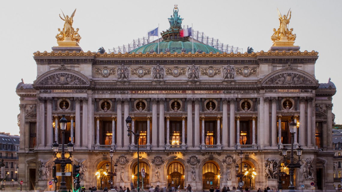 Париж та його український профіль. Авіатур